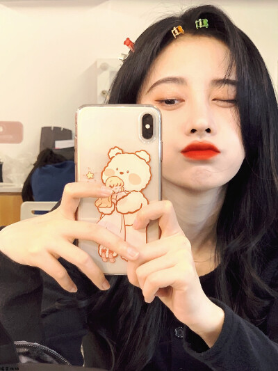 微博：橘雾桃柚
把眉清目秀还给山水天地，
把松间细雨还给初遇，
把一见钟情，还给你。