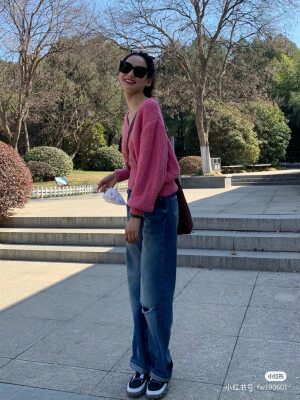 右下角，小红书输入可以找的她。