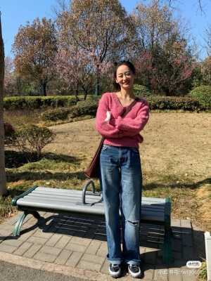 右下角，小红书输入可以找的她。