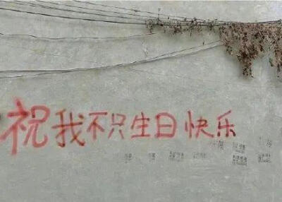 我们结婚吧 我搬到你家 你给我买个小点的戒指吧 我不要车不要房不要彩礼 结婚证也很便宜 我是真的很想嫁给你