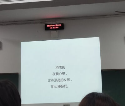 少年的肩膀就应该这样才对嘛、 什么国恨家仇， 浩然正气的，都不要着急，先挑起清风明月、 杨柳依依和草长莺飞，少年郎的肩头，本就应当满是美好的事物啊