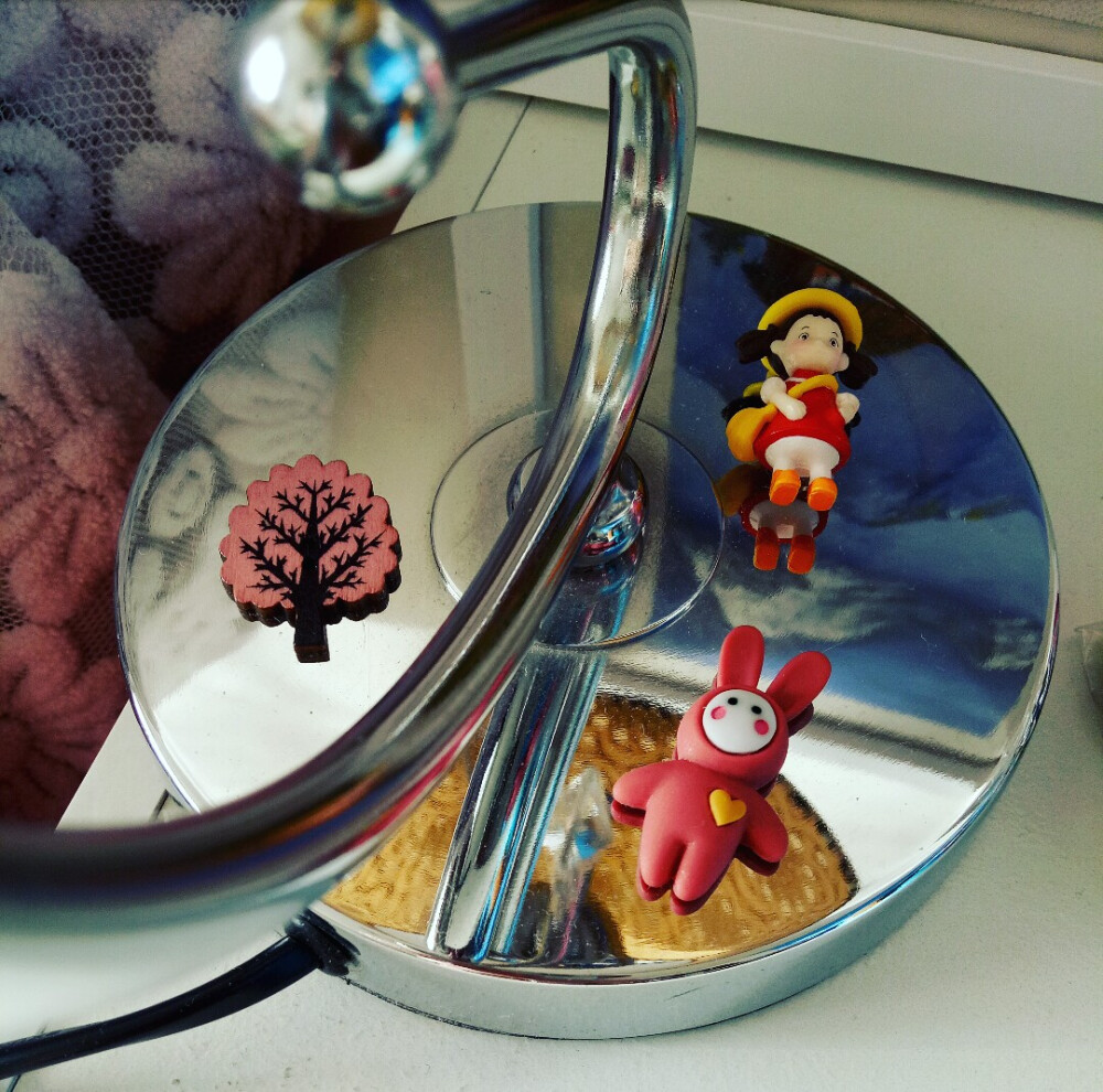 会想起很多个以前觉得奇怪
极力用理智拉住自己别去多想的巧合
心里都会暖暖的
我要一辈子做他最好的朋友
永不失联的爱
