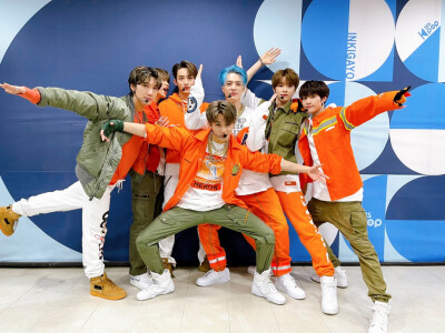 NCT U 90's Love
李永钦Ten 董思成Winwin 李敏亨Mark 李帝努Jeno 李楷灿Haechan 刘扬扬Yangyang 郑成灿Sungchan