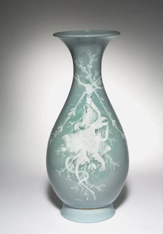 美国克利夫兰美术馆收藏的这一款Bertin瓷瓶，是1855年的作品，独特装饰工艺正是塞弗尔研究中国瓷器后创造的技法。
