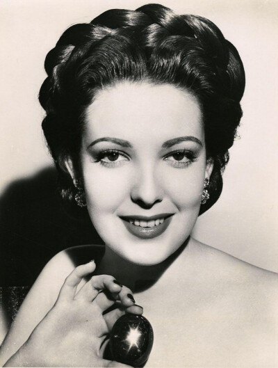  Linda Darnell
琳达达内尔(1923年-1965年)，美国籍好莱坞女演员
代表作品《侠骨柔情》《信致三妻》《红杏出墙》《佐罗的印记》 ​​​