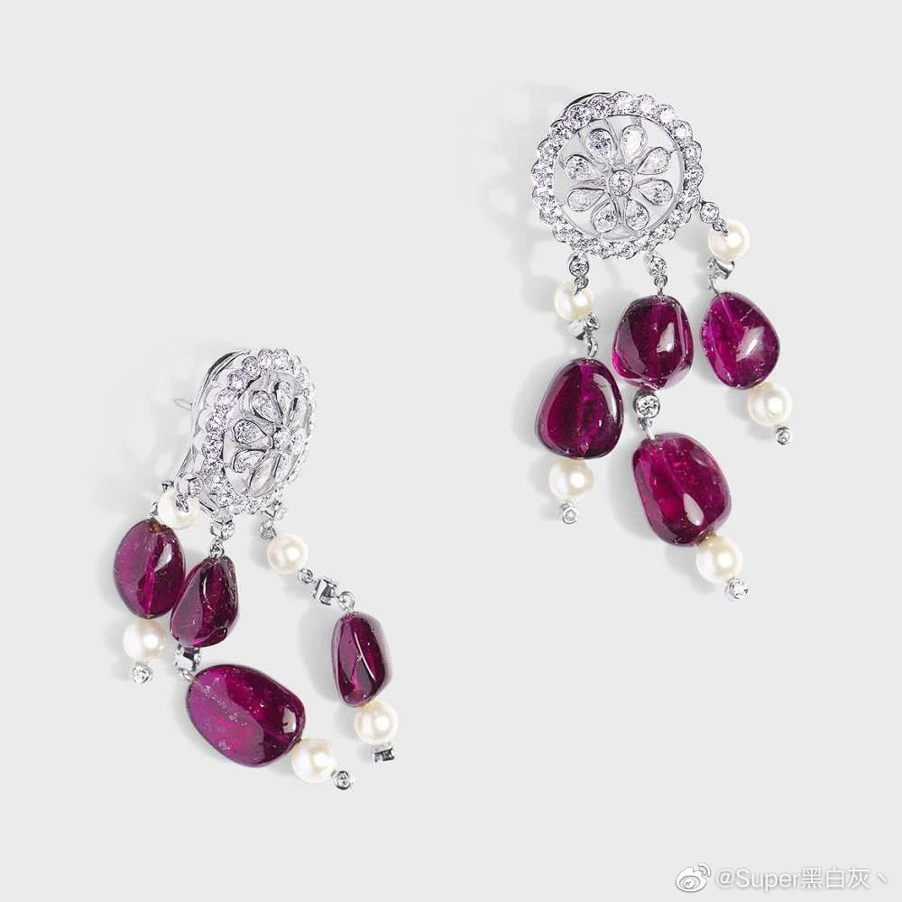 印度珠宝商 Sanjay Kasliwal 推出新一季高级珠宝系列——「Bloom」，以已故品牌创始人 Sanjay Kasliwal 的历史手稿为灵感来源，呈现26组独一款作品。新作最特别之处是运用印度传统的宝石琢形，例如串珠、弧面切割、单式切割、玫瑰式切割等，展现特色地域风格。 ​​​