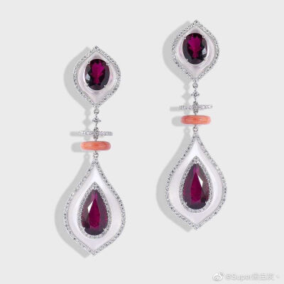 印度珠宝商 Sanjay Kasliwal 推出新一季高级珠宝系列——「Bloom」，以已故品牌创始人 Sanjay Kasliwal 的历史手稿为灵感来源，呈现26组独一款作品。新作最特别之处是运用印度传统的宝石琢形，例如串珠、弧面切割、…