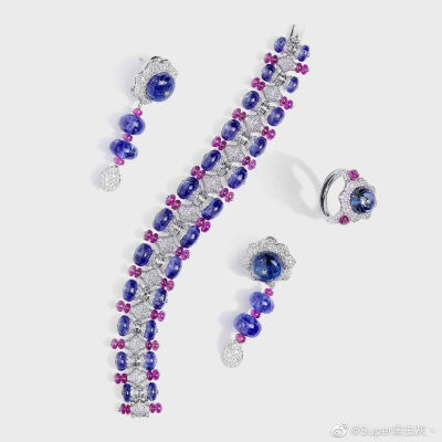 印度珠宝商 Sanjay Kasliwal 推出新一季高级珠宝系列——「Bloom」，以已故品牌创始人 Sanjay Kasliwal 的历史手稿为灵感来源，呈现26组独一款作品。新作最特别之处是运用印度传统的宝石琢形，例如串珠、弧面切割、…