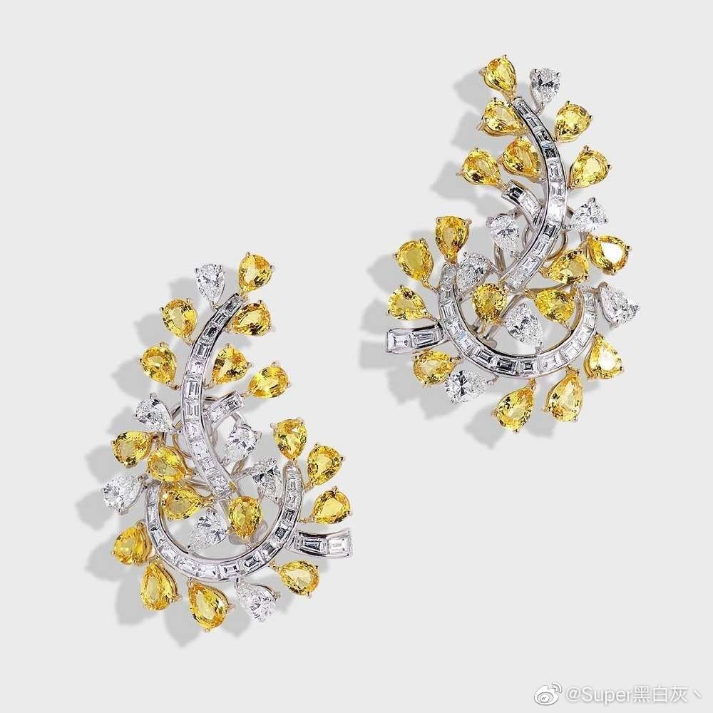 印度珠宝商 Sanjay Kasliwal 推出新一季高级珠宝系列——「Bloom」，以已故品牌创始人 Sanjay Kasliwal 的历史手稿为灵感来源，呈现26组独一款作品。新作最特别之处是运用印度传统的宝石琢形，例如串珠、弧面切割、单式切割、玫瑰式切割等，展现特色地域风格。 ​​​