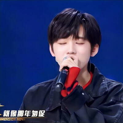 我觉得大家都要做自己，因为世上本就没有对与错，而是在于规则，我们生活在世上，就得去适应规则。”