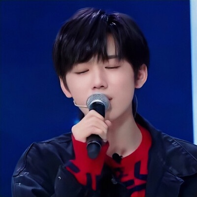 我觉得大家都要做自己，因为世上本就没有对与错，而是在于规则，我们生活在世上，就得去适应规则。”