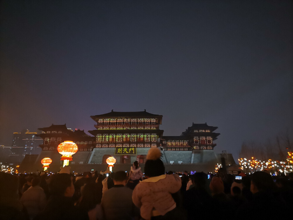 上元
唐·郭利贞
九陌连灯影，千门度月华
倾城出宝骑，匝路转香车
烂漫惟愁晓，周游不问家
更逢清管发，处处落梅花
上元节到，华灯初上，人潮拥挤，繁盛如初，你我皆是幸运之人。
食元宵，看花灯。
快乐不过如此。