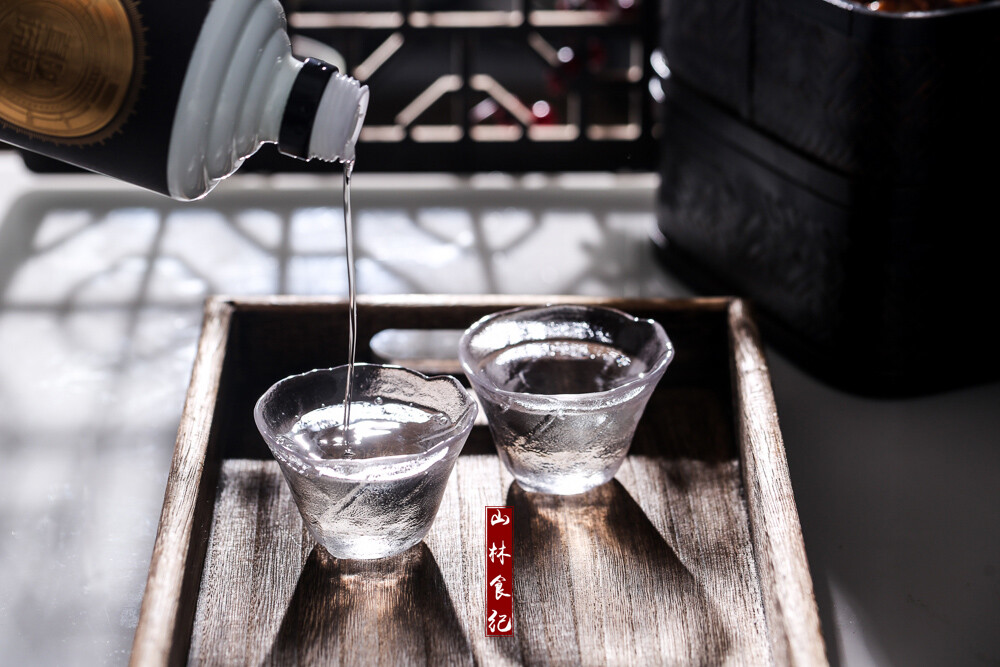 「月华如水浸宫殿，有酒不醉真痴人。」