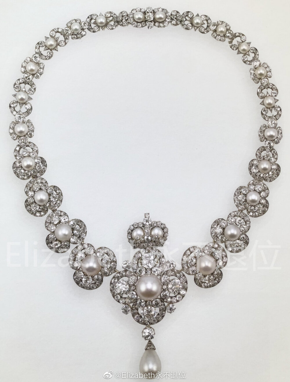 Queen Victoria's Golden Jubilee Necklace 为了庆祝1887年维多利亚女王登基50周年金禧庆典，一群英国贵妇成立了一个自称为“妇女禧年筹集”的委员会，准备为女王献上一份特别隆重的贺礼。他们向女王提出了一项计划，要求赞助女王已故丈夫艾伯特亲王的纪念雕像。在获得女王御准之后，委员会不仅筹集到了建造雕像用到的足够资金，还远远超出了所需数目，一共7万英镑。在这种情况下不可避免地出现了一个问题，女王希望将多余的资金捐赠给她选择的慈善机构，委员会对此表示同意。但是，委员会中的部分成员已经决定，应该把这笔额外资金里的一部分用于给女王赠送一件珠宝。