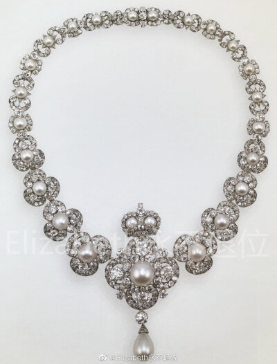 Queen Victoria's Golden Jubilee Necklace 为了庆祝1887年维多利亚女王登基50周年金禧庆典，一群英国贵妇成立了一个自称为“妇女禧年筹集”的委员会，准备为女王献上一份特别隆重的贺礼。他们向女王提出了一项计划…