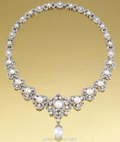 Princess Alexandra's Golden Jubilee Replica Necklace 这条精致华丽的钻石配珍珠项链，安格斯·奥格威爵士送给妻子亚历山德拉公主的礼物，资料里有说可能是在1963年4月他们结婚时就送了，也有说是在婚后几年才送的…