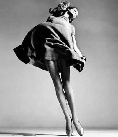 Photo by Richard Avedon
一些抓拍的动态瞬间
最自然最美