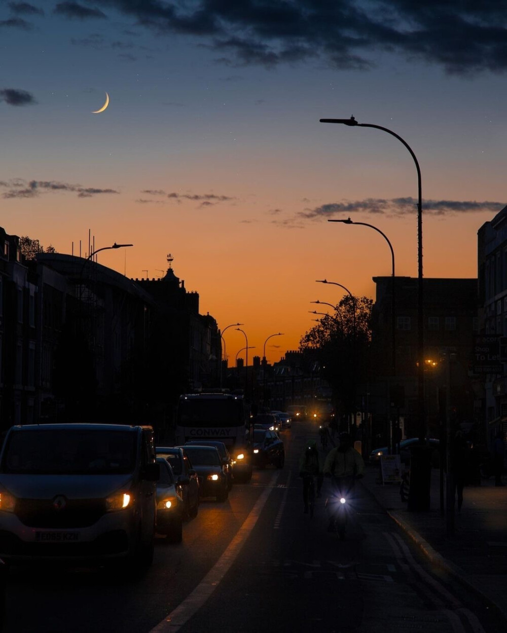 伦敦傍晚时分…
