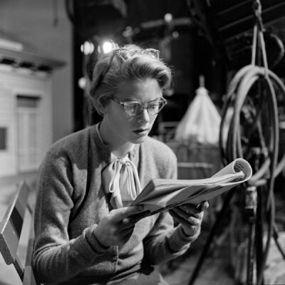 Grace Kelly studying a script for the film 'The Country Girl', 1954
背台词的格蕾丝凯莉 ​​​