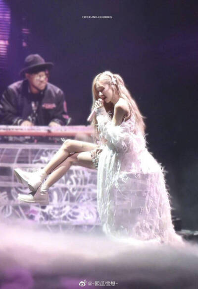 她静静坐在钢琴上唱歌的样子真的很像揉碎了星星撒在脚下后踩着这满地银河而下的仙子 舞台的灯光淌着柔软的金发将人一点一点带进她温柔嗓音的梦乡热爱歌唱的人真的很有魅力啊 继续发光吧是彩英啊️