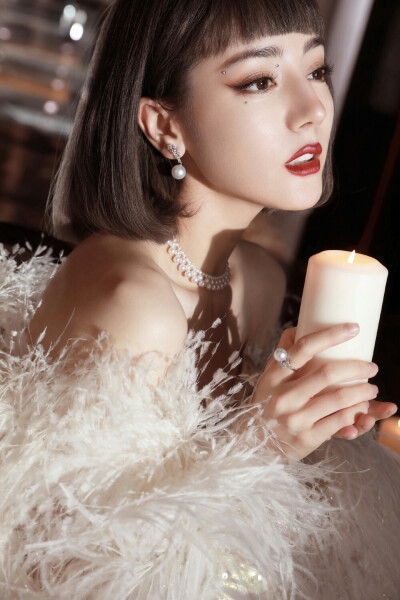 迪丽热巴×复古名伶 #波波头羽毛披风造型#