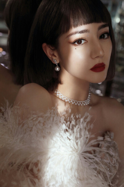 迪丽热巴×复古名伶 #波波头羽毛披风造型#
