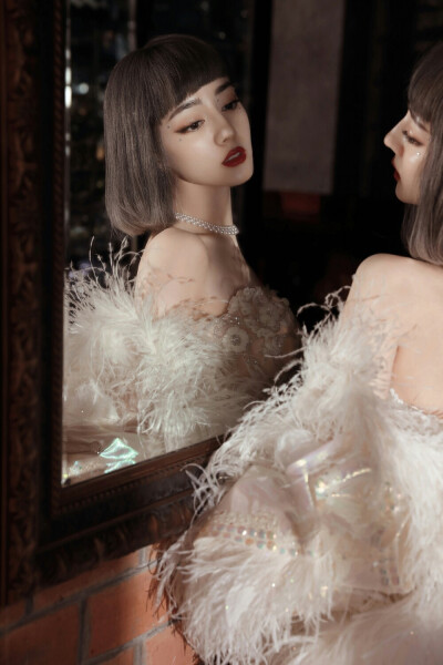 迪丽热巴×复古名伶 #波波头羽毛披风造型#