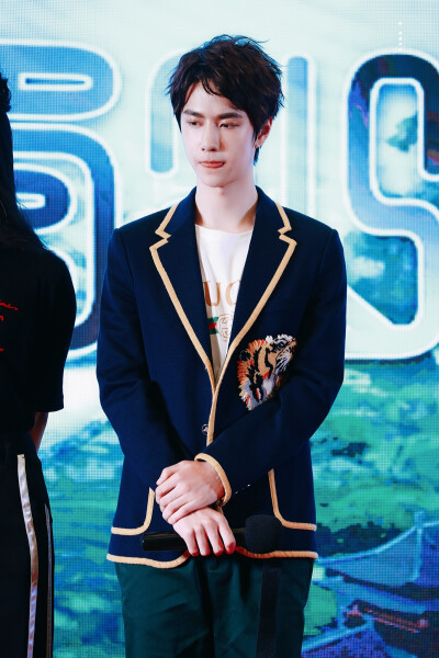 170301 私立蜀山学园发布会 @UNIQ-王一博 cr:logo