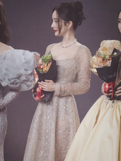 幂幂昨晚美爆了
cr.花吻