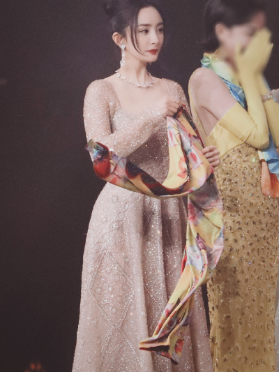 幂幂昨晚美爆了
cr.花吻