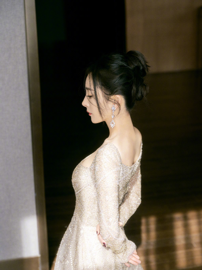 幂幂昨晚美爆了
cr.花吻