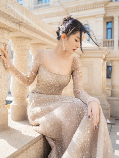 幂幂昨晚美爆了
cr.花吻