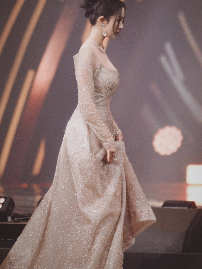 幂幂昨晚美爆了
cr.花吻