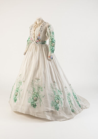 1860s Afternoon dress
阳光柔和的春日，草地里有不知名的野花盛开，湖泊中倒映着云卷云舒。
就是我看到这件裙子时脑海里的景象。
via 巴斯时尚博物馆 ​​​