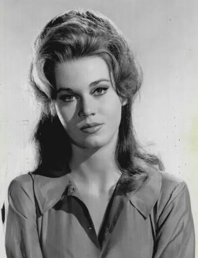 
简·方达（Jane Fonda，1937年12月21日－），亦译珍·芳达，美国女影星，其父是奥斯卡影帝亨利·方达。1971年她在《柳巷芳草》中扮演一位狡猾的应召女郎，并获得1972年度的奥斯卡影后。又以1978年《荣归》获得第二座奥…