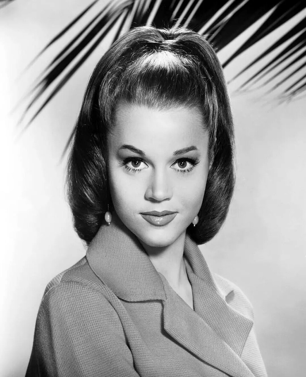 
简·方达（Jane Fonda，1937年12月21日－），亦译珍·芳达，美国女影星，其父是奥斯卡影帝亨利·方达。1971年她在《柳巷芳草》中扮演一位狡猾的应召女郎，并获得1972年度的奥斯卡影后。又以1978年《荣归》获得第二座奥斯卡影后。2014年获得第42届美国电影学会（AFI）颁发的“终身成就奖”。2017年获得第74届威尼斯电影节“荣誉金狮奖”。