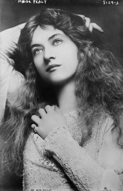 莫德·费里
Maude Fealy
出生日期：1883-03-04去世日期：1971-11-09出生地：美国,田纳西州,孟菲斯更多外文名：Maude Hawk (本名)家庭成员：John Cort, Jr.（前夫） / Louis Hugo Sherwin（前夫） / James Durkin（…