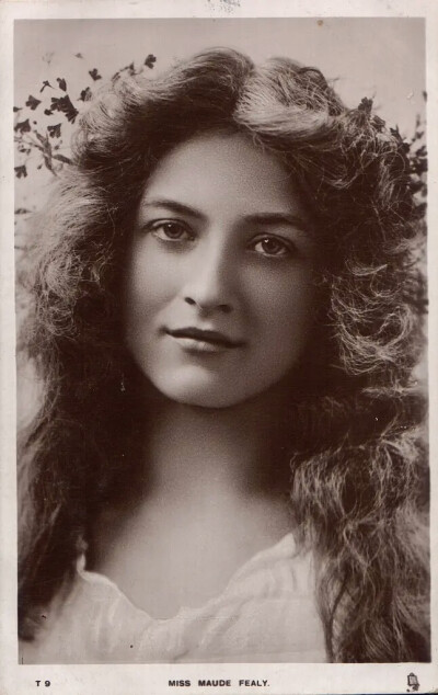 莫德·费里
Maude Fealy
出生日期：1883-03-04去世日期：1971-11-09出生地：美国,田纳西州,孟菲斯更多外文名：Maude Hawk (本名)家庭成员：John Cort, Jr.（前夫） / Louis Hugo Sherwin（前夫） / James Durkin（…