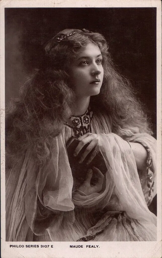 莫德·费里
Maude Fealy
出生日期：1883-03-04去世日期：1971-11-09出生地：美国,田纳西州,孟菲斯更多外文名：Maude Hawk (本名)家庭成员：John Cort, Jr.（前夫） / Louis Hugo Sherwin（前夫） / James Durkin（前夫）IMDb编号：nm0269863