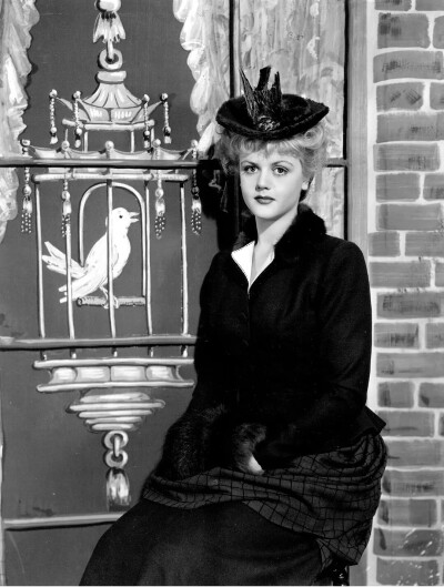 安吉拉·兰斯伯瑞
Angela Lansbury
出生日期：1925-10-16出生地：英国,伦敦更多中文名：安杰拉·兰斯伯里更多外文名：Angela Brigid Lansbury (本名)IMDb编号：nm0001450