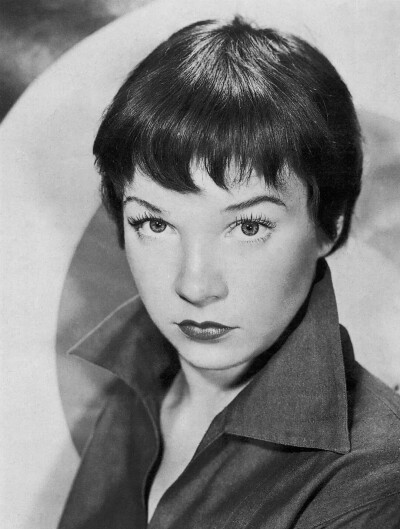 雪莉·麦克雷恩
Shirley MacLaine
出生日期：1934-04-24出生地：美国,弗吉尼亚州,里士满更多中文名：雪莉·麦克莱恩 / 莎莉·麦克琳(台)更多外文名：Shirley MacLean Beaty (本名)家庭成员：Warren Beatty(弟)IMDb编…