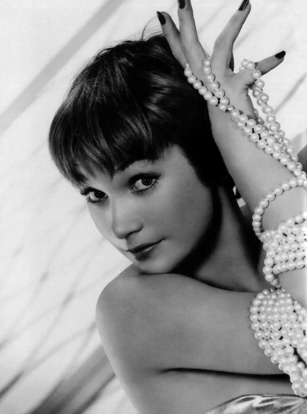 雪莉·麦克雷恩
Shirley MacLaine
出生日期：1934-04-24出生地：美国,弗吉尼亚州,里士满更多中文名：雪莉·麦克莱恩 / 莎莉·麦克琳(台)更多外文名：Shirley MacLean Beaty (本名)家庭成员：Warren Beatty(弟)IMDb编号：nm0000511