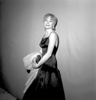 雪莉·麦克雷恩
Shirley MacLaine
出生日期：1934-04-24出生地：美国,弗吉尼亚州,里士满更多中文名：雪莉·麦克莱恩 / 莎莉·麦克琳(台)更多外文名：Shirley MacLean Beaty (本名)家庭成员：Warren Beatty(弟)IMDb编…