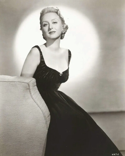 西莱斯特·霍姆
Celeste Holm
出生日期：1917-04-29去世日期：2012-07-15出生地：美国,纽约更多中文名：塞莱斯特·霍尔姆 / 西莱斯特·霍尔姆家庭成员：Frank Basile（夫） / Ralph Nelson(前夫) / Francis Davies（…