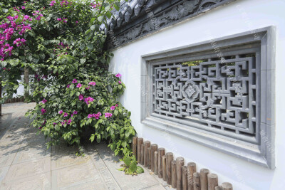 镂空窗是中国古代园林建筑的一种装饰和美化形式。它们兼具实用功能和装饰效果。镂空窗大多出现在中国古典建筑中，至今仍广泛用于现代建筑中。但多采用砖雕的形式，用以体现一定的文化底蕴。