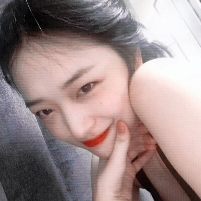 真理//她不会两鬟斑白，不会发福老去，她永远美丽阳光，穿着纯白的裙子，站在我的回忆里，清冷如斯”/桃子味的真理