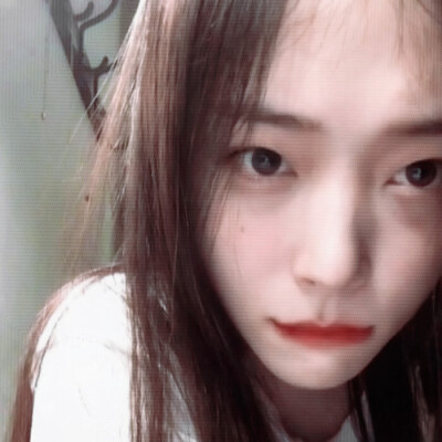 真理//她不会两鬟斑白，不会发福老去，她永远美丽阳光，穿着纯白的裙子，站在我的回忆里，清冷如斯”/桃子味的真理