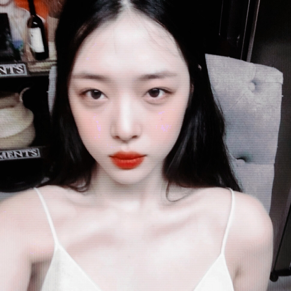 真理//她不会两鬟斑白，不会发福老去，她永远美丽阳光，穿着纯白的裙子，站在我的回忆里，清冷如斯”/桃子味的真理