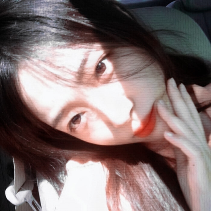 真理//她不会两鬟斑白，不会发福老去，她永远美丽阳光，穿着纯白的裙子，站在我的回忆里，清冷如斯”/桃子味的真理