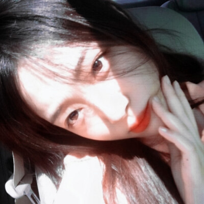 真理//她不会两鬟斑白，不会发福老去，她永远美丽阳光，穿着纯白的裙子，站在我的回忆里，清冷如斯”/桃子味的真理